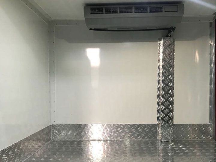 Interior furgón con piso diamantado antideslizante