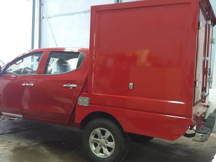 Camioneta con caja lateral