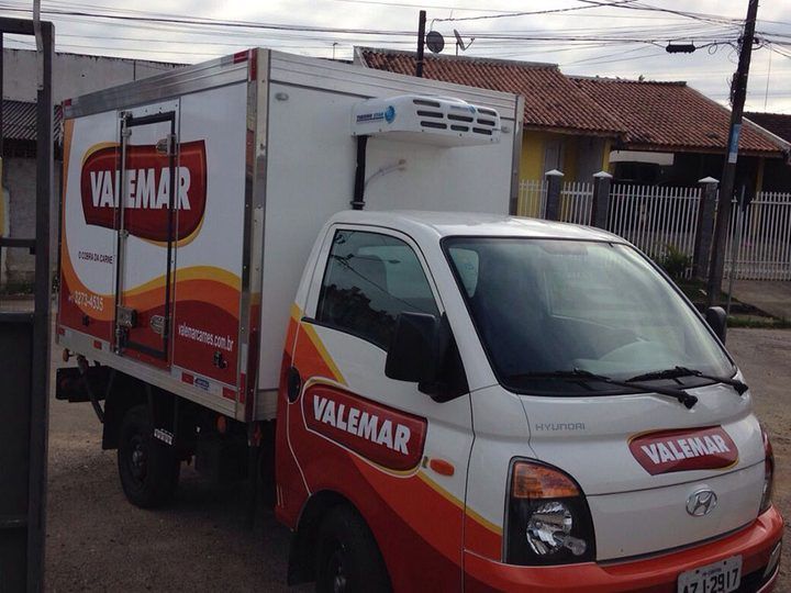 Camión frigorífico en operación
