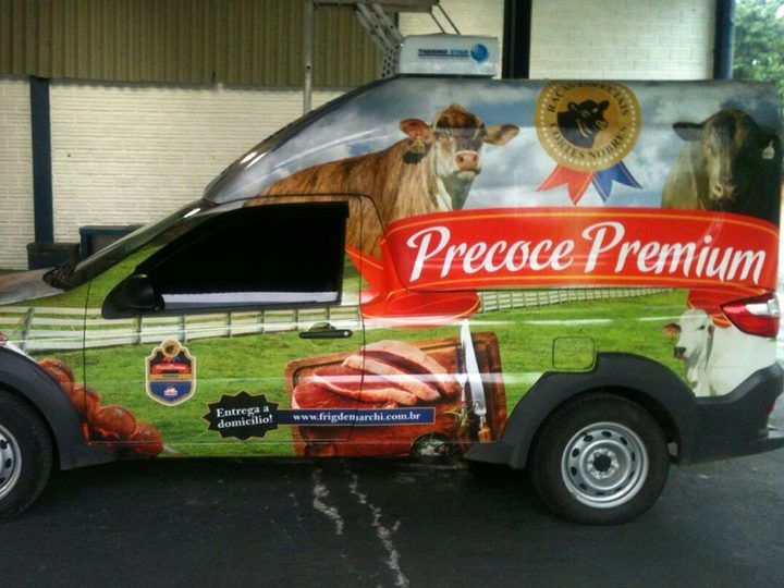 Furgón refrigerado con diseño gráfico